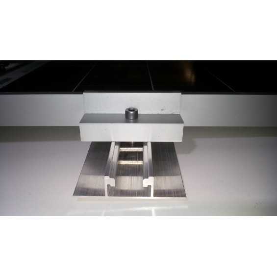 Supporto pannello solare su lamiera grecata o tegola canadese Supporto pannello solare su lamiera grecata o tegola canadese